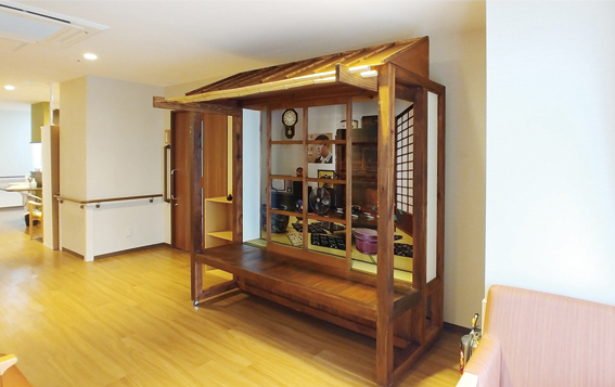 認知症高齢者のため特養に設置した昭和30年代の居間と縁側を再現した休憩スペース