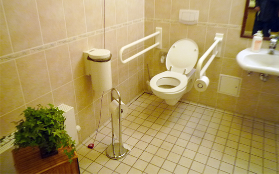 ドイツの老人ホームの個室にあるトイレ