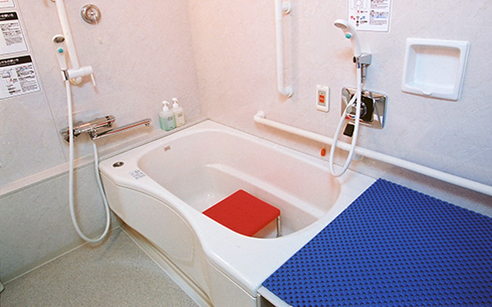 車いすを利用している人にも浴槽移乗がしやすいよう、エプロン台が設けられた、大阪府堺市にある国際障害者交流センター ビッグ・アイの宿泊室の浴室