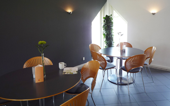 デンマークの視覚障害者のための休暇村のカフェコーナー